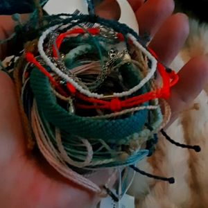 Bundle of 25 Pura Vida bracelets!!